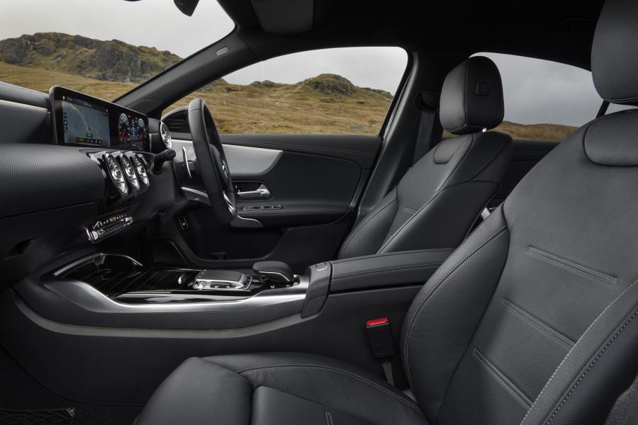 Интерьер Mercedes-AMG A35 4Matic Sedan (V177) 2019 года  (UK) (фото 7 из 74)